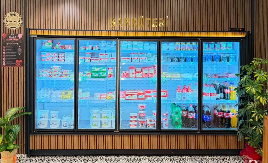 Konak Bizim Kasap Sütlük Dolabı & Şarküteri Tezgahı